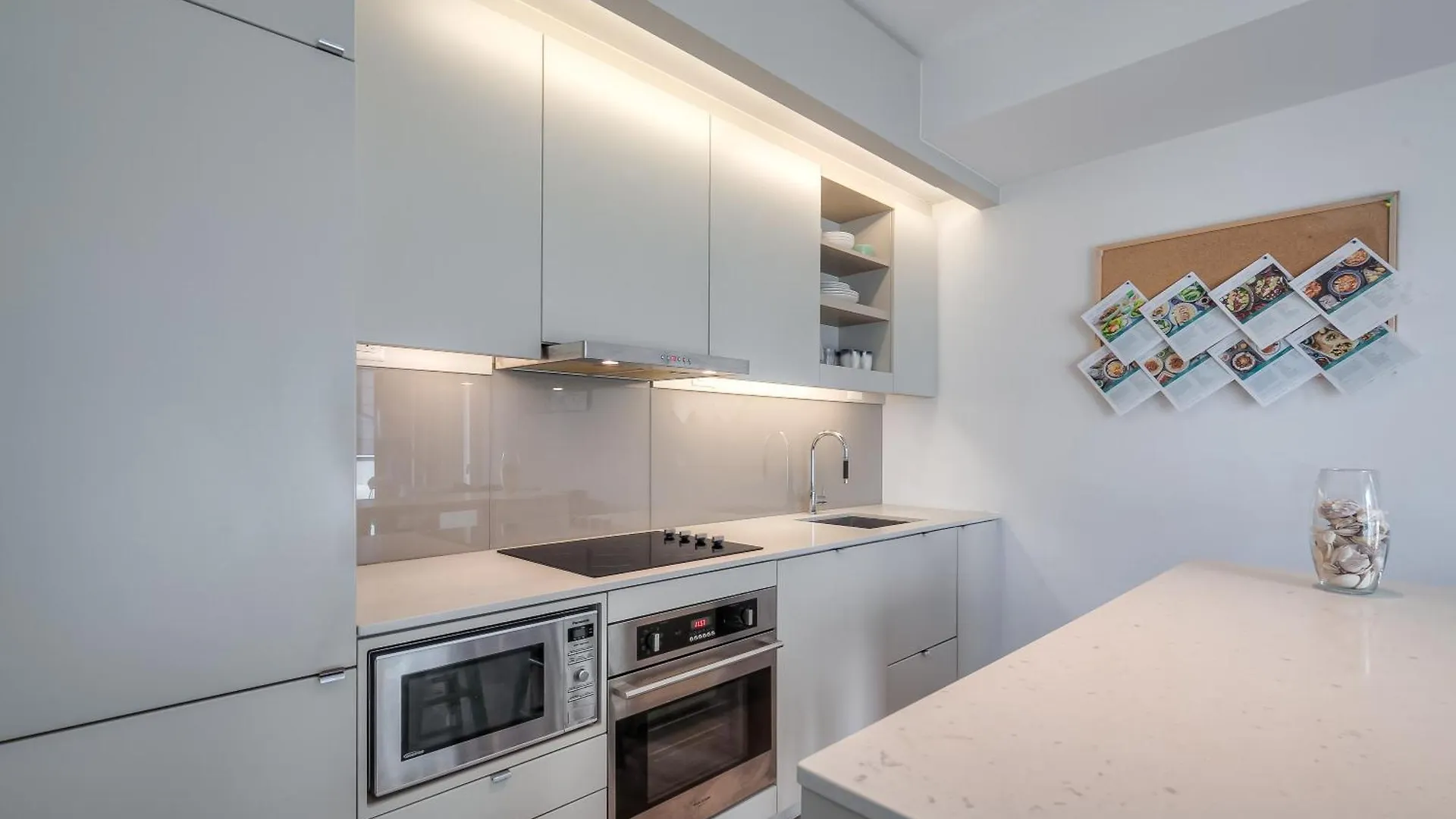 City 1 Bedroom Apartment With Views - 4 Sleeps Toronto