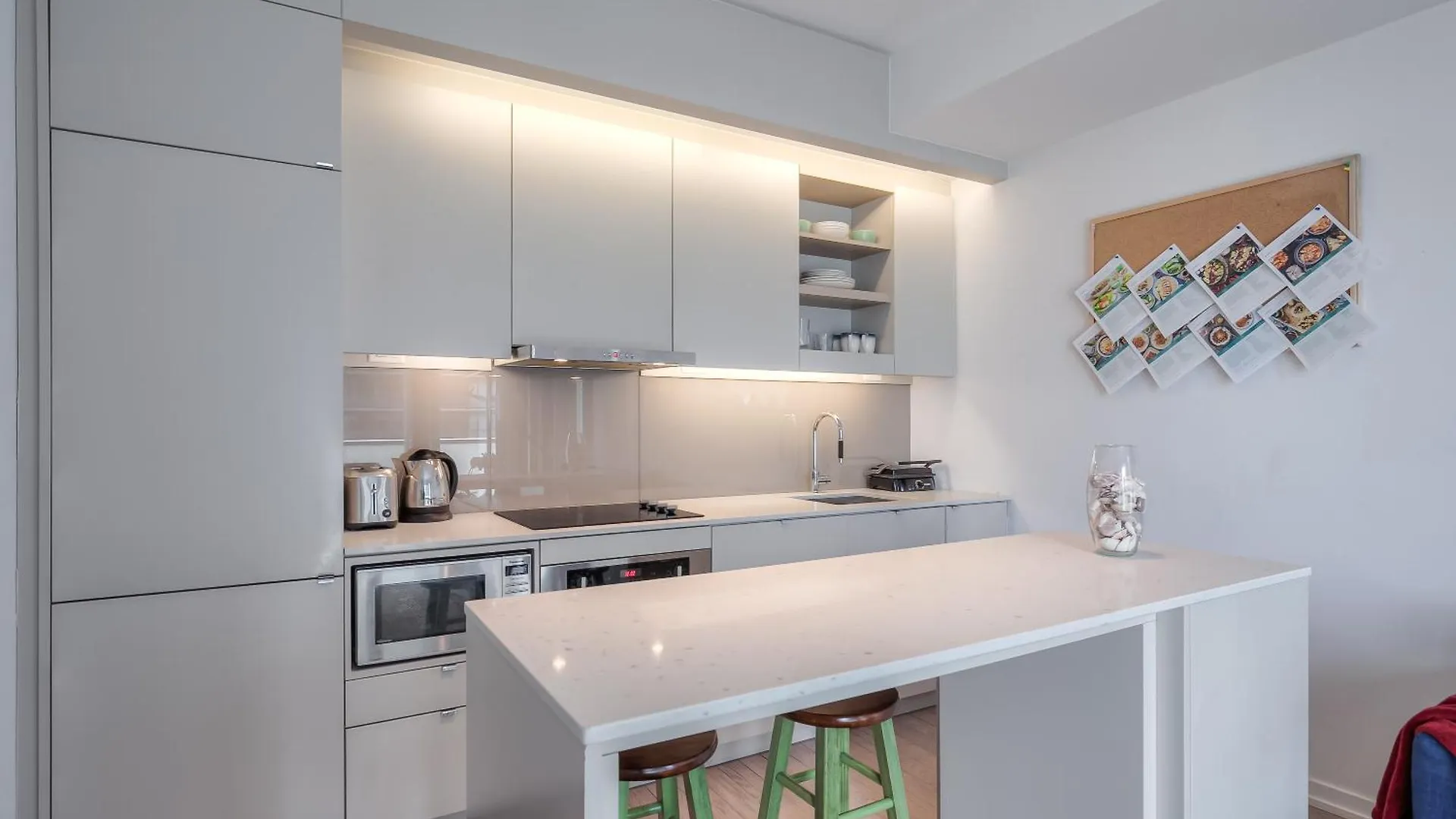 City 1 Bedroom Apartment With Views - 4 Sleeps Toronto