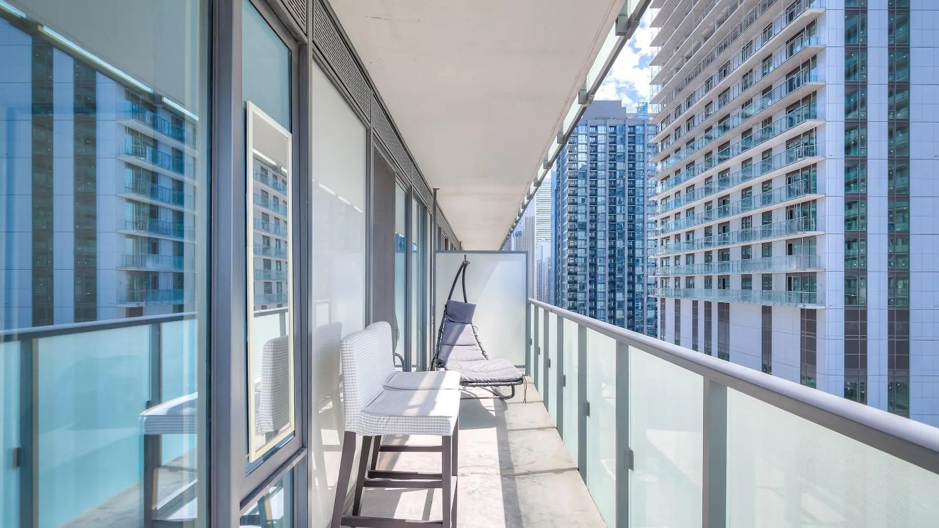 City 1 Bedroom Apartment With Views - 4 Sleeps Toronto