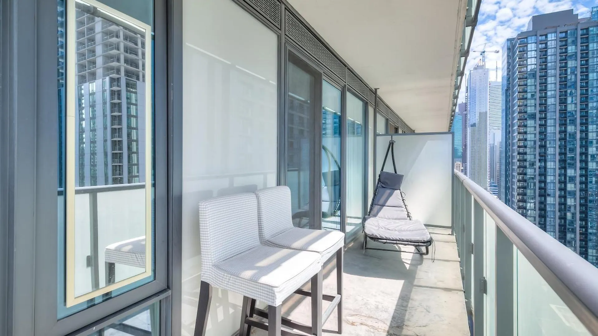 City 1 Bedroom Apartment With Views - 4 Sleeps Toronto